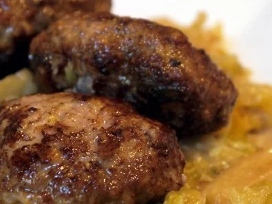 Spitzkohl mit Apfel und Meerrettich, dazu Bouletten - Rezept