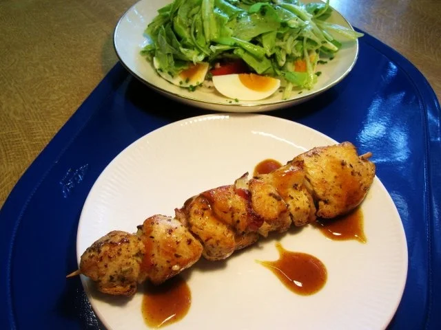 Junger Blattsalat aus Nachbars Garten - appetitlich angerichtet - Rezept