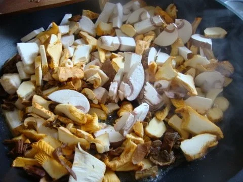 Rezept: Pilzsuppe mit gerösteten Kartoffeln Bild Nr. 9 Pilzsuppe mit gerösteten Kartoffeln - Rezept - Bild Nr. 9