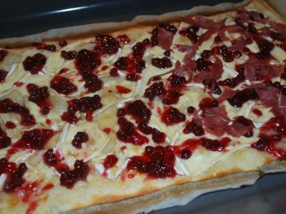 Rezept: Flammkuchen mit Camembert Bild Nr. 2 Flammkuchen mit Camembert - Rezept - Bild Nr. 2