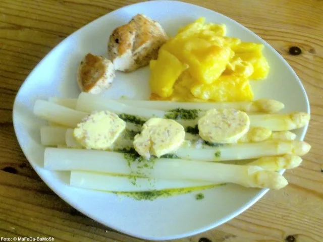 Rezept: Spargel mit Putensteaks und Zwiebelbutter Spargel mit Putensteaks und Zwiebelbutter - Rezept