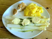 Spargel mit Putensteaks und Zwiebelbutter - Rezept