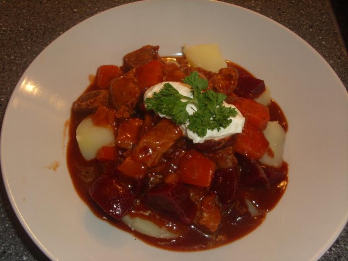 Bilder für Gulasch mit Rote Bete - Rezept