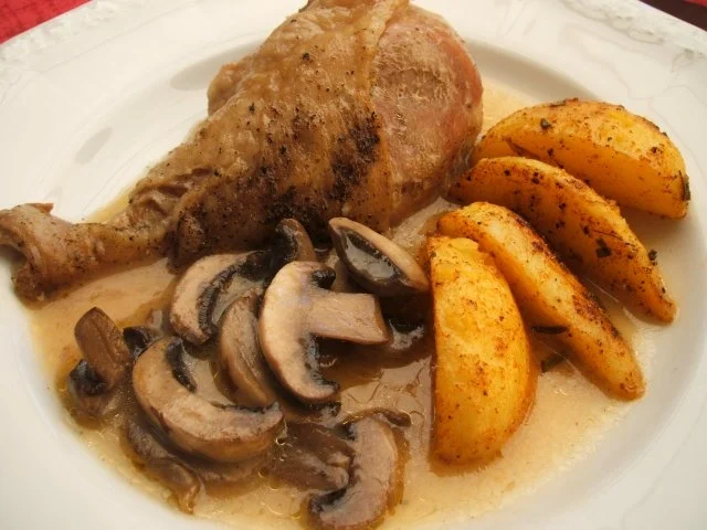 Geflügel: Putenkeulen mit Champignonsoße und Ofenkartoffeln - Rezept