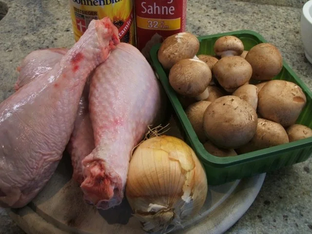 Geflügel: Putenkeulen mit Champignonsoße und Ofenkartoffeln - Rezept - Bild Nr. 2