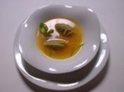 Geklärtes Paradeisersüppchen mit Basilikumnocken und Orangenzesten - Rezept