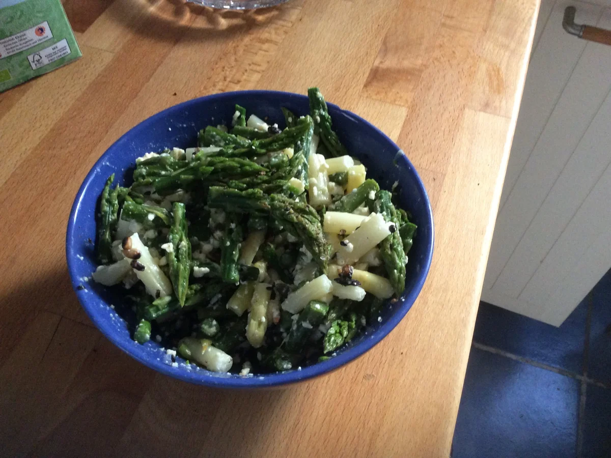 Rezept: Spargelsalat mit Feta & Pinienkerne Bild Nr. 3 Spargelsalat mit Feta & Pinienkerne - Rezept - Bild Nr. 3