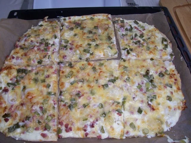 Flammkuchen mit Käse überbacken - Rezept