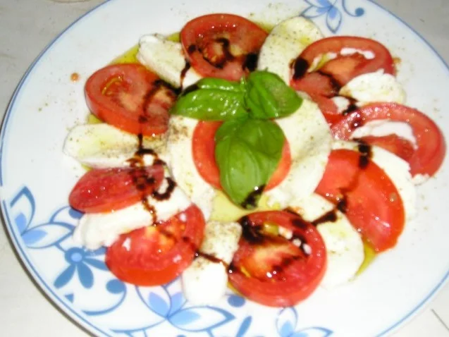 Tomaten-Mozzarella Salat - Rezept