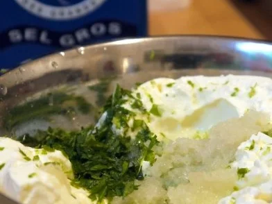 Yufka-Teigtaschen mit Minz-Knoblauch-Dip - Rezept - Bild Nr. 3