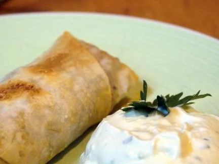 Yufka-Teigtaschen mit Minz-Knoblauch-Dip - Rezept