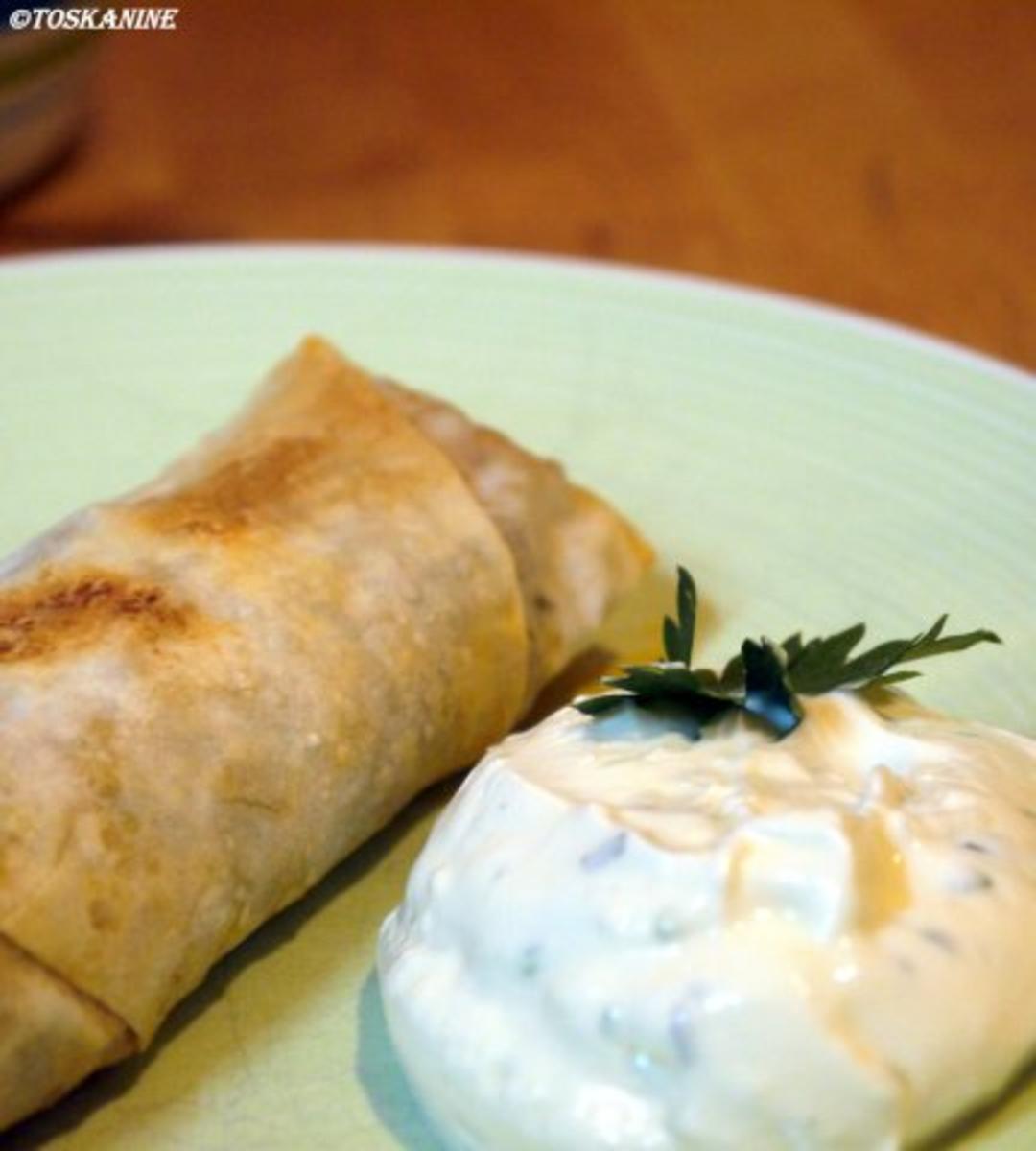 Bilder für Yufka-Teigtaschen mit Minz-Knoblauch-Dip - Rezept