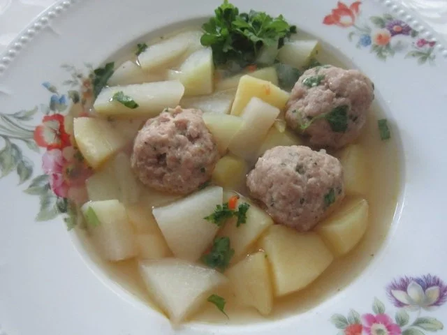 Rezept: Kohlrabitopf mit Fleischklößchen Kohlrabitopf mit Fleischklößchen - Rezept