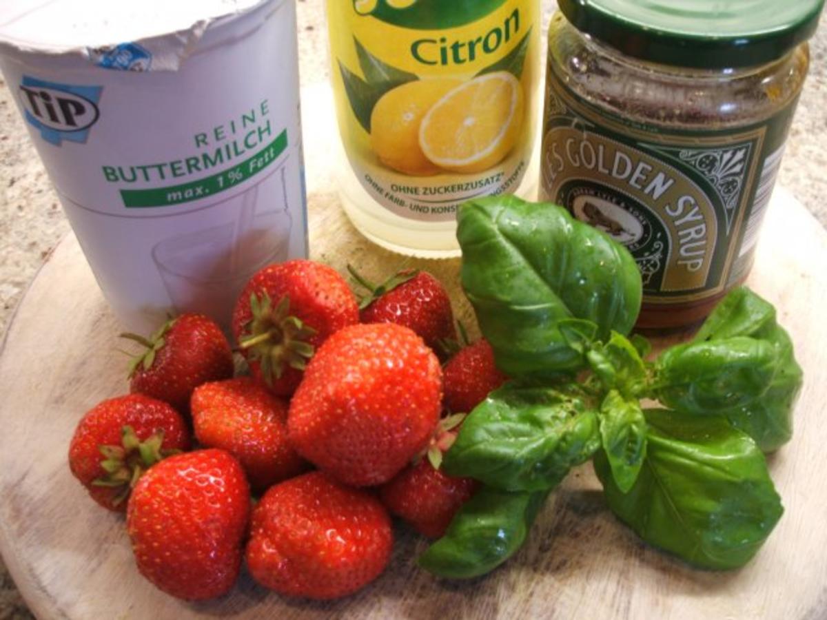 Getränke: Buttermilch mit frischen Erdbeeren und Basilikum - Rezept - Bild Nr. 2
