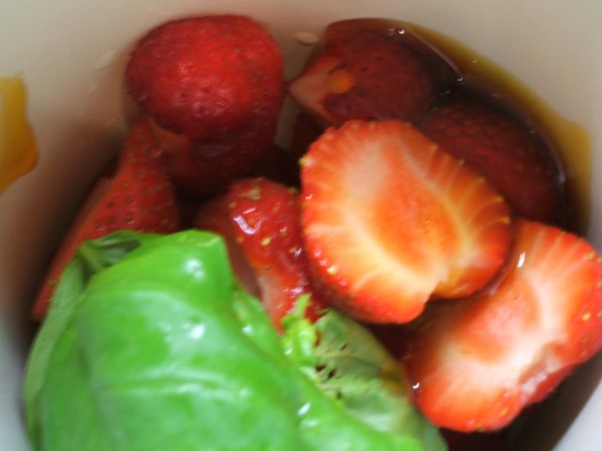 Getränke: Buttermilch mit frischen Erdbeeren und Basilikum - Rezept - Bild Nr. 3