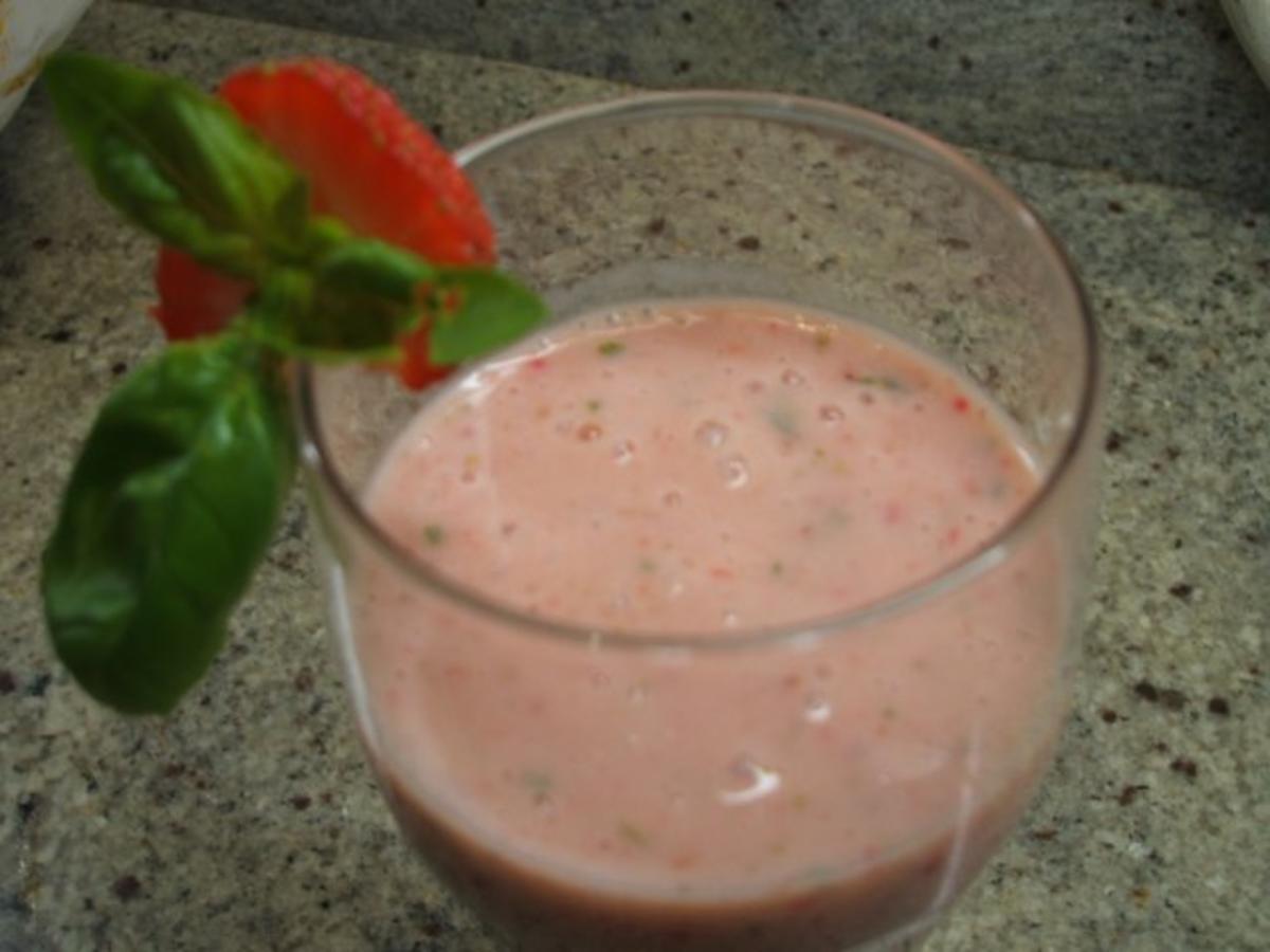 Getränke: Buttermilch mit frischen Erdbeeren und Basilikum - Rezept