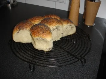 Rezept: Gebutterte Mohnsemmeln Gebutterte Mohnsemmeln - Rezept