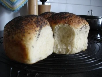 Rezept: Gebutterte Mohnsemmeln Gebutterte Mohnsemmeln - Rezept