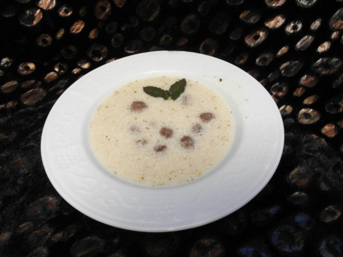 Joghurtsuppe "Yayla" mit Fleischklößchen, Minze und Kichererbsen - Rezept
