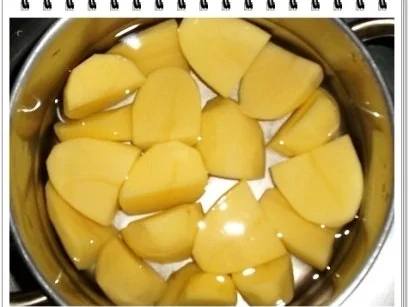 Rezept: Würzige Stampfkartoffeln mit Bulette und Gemüse dazu. Bild Nr. 3 Würzige Stampfkartoffeln mit Bulette und Gemüse dazu. - Rezept - Bild Nr. 3