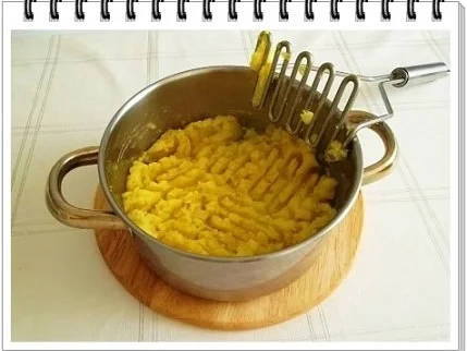 Rezept: Würzige Stampfkartoffeln mit Bulette und Gemüse dazu. Bild Nr. 6 Würzige Stampfkartoffeln mit Bulette und Gemüse dazu. - Rezept - Bild Nr. 6