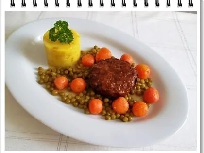 Rezept: Würzige Stampfkartoffeln mit Bulette und Gemüse dazu. Bild Nr. 15 Würzige Stampfkartoffeln mit Bulette und Gemüse dazu. - Rezept - Bild Nr. 15