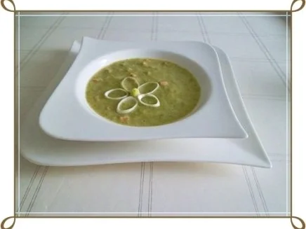 Rezept: Lauch-Kartoffelcremesuppe mit gewürfelter Wurst dazu. Bild Nr. 2 Lauch-Kartoffelcremesuppe mit gewürfelter Wurst dazu. - Rezept - Bild Nr. 2