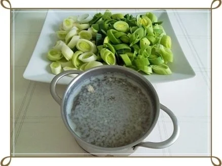 Rezept: Lauch-Kartoffelcremesuppe mit gewürfelter Wurst dazu. Bild Nr. 7 Lauch-Kartoffelcremesuppe mit gewürfelter Wurst dazu. - Rezept - Bild Nr. 7