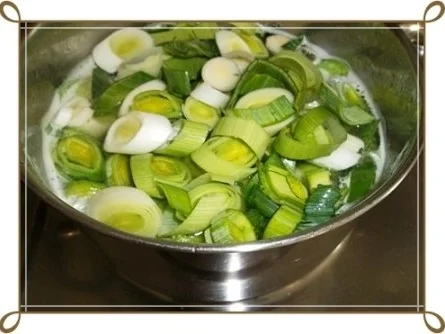 Rezept: Lauch-Kartoffelcremesuppe mit gewürfelter Wurst dazu. Bild Nr. 10 Lauch-Kartoffelcremesuppe mit gewürfelter Wurst dazu. - Rezept - Bild Nr. 10