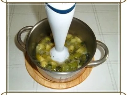 Rezept: Lauch-Kartoffelcremesuppe mit gewürfelter Wurst dazu. Bild Nr. 12 Lauch-Kartoffelcremesuppe mit gewürfelter Wurst dazu. - Rezept - Bild Nr. 12