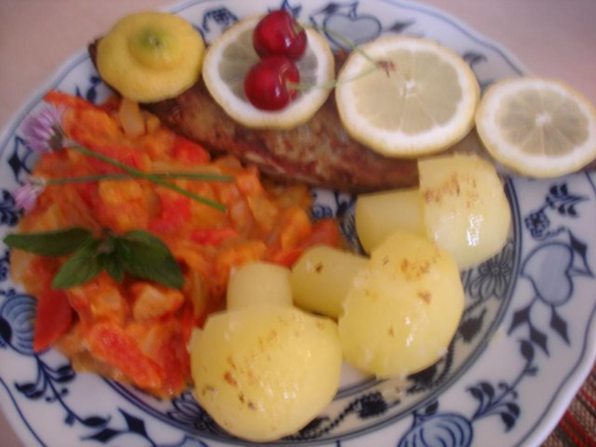 Forelle Müllerin mit Tomaten-Paprika-Gurken-Gemüse und Kartoffelpilzen ...