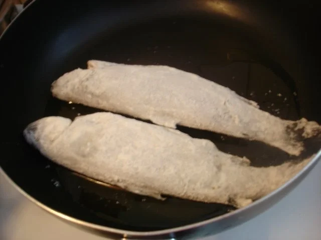 Forelle Müllerin mit Tomaten-Paprika-Gurken-Gemüse und Kartoffelpilzen - Rezept - Bild Nr. 5