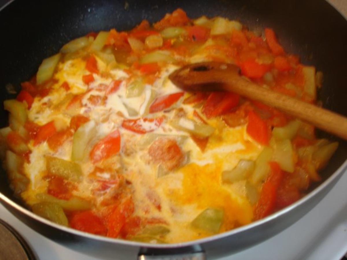 Forelle Müllerin mit Tomaten-Paprika-Gurken-Gemüse und Kartoffelpilzen - Rezept - Bild Nr. 11