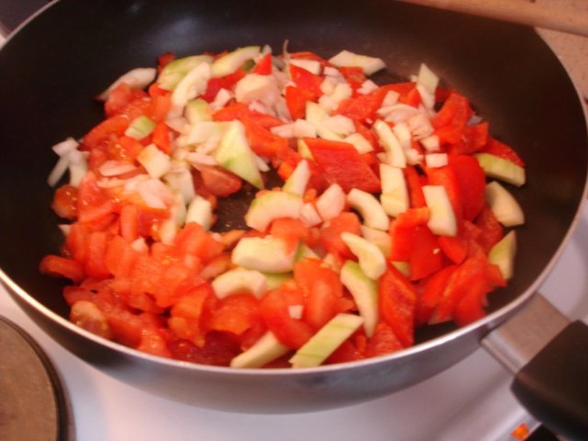 Forelle Müllerin mit Tomaten-Paprika-Gurken-Gemüse und Kartoffelpilzen - Rezept - Bild Nr. 10