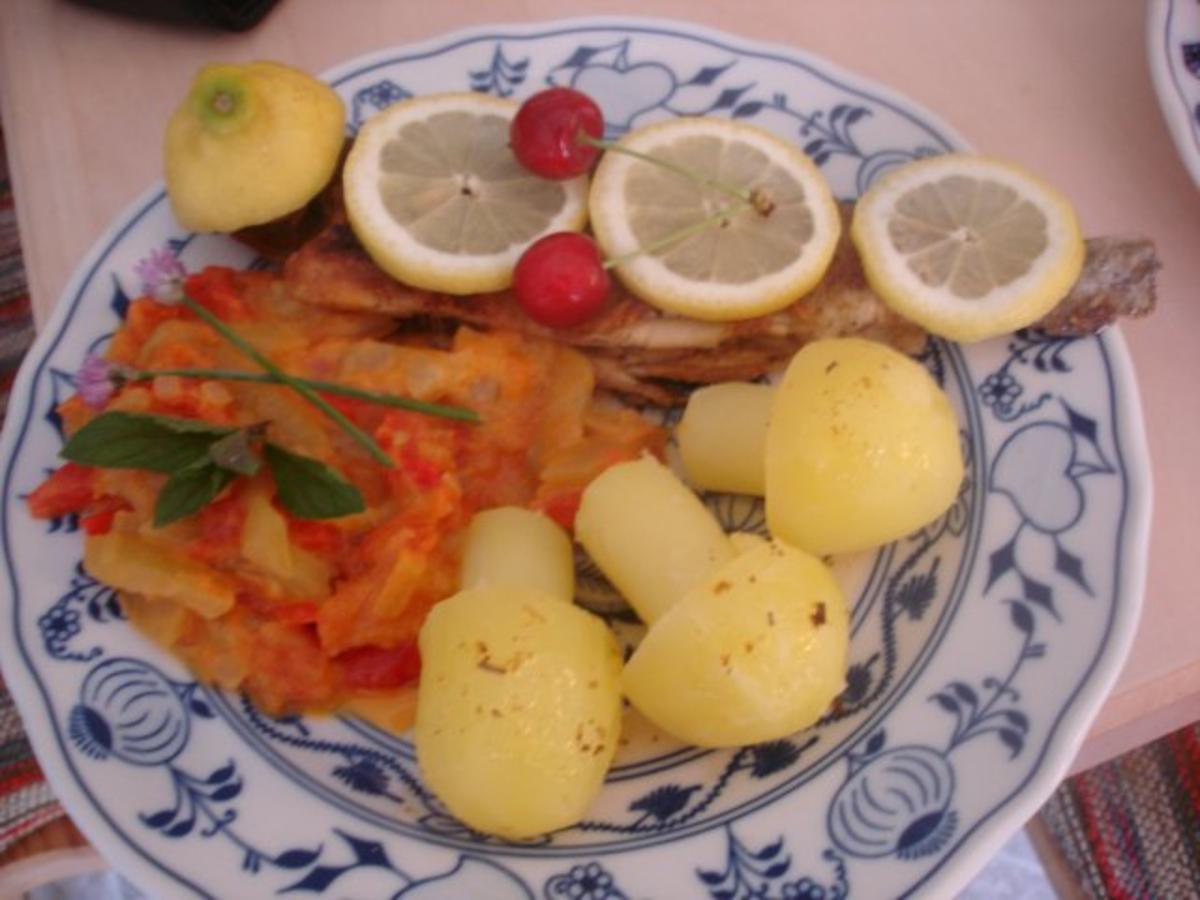 Forelle Müllerin mit Tomaten-Paprika-Gurken-Gemüse und Kartoffelpilzen - Rezept - Bild Nr. 17