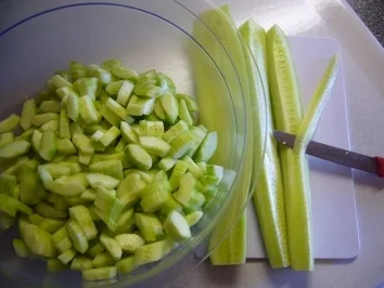 Rezept: Kikis Schmorgurkenpfanne mit Bratbällchen Bild Nr. 2 Kikis Schmorgurkenpfanne mit Bratbällchen - Rezept - Bild Nr. 2