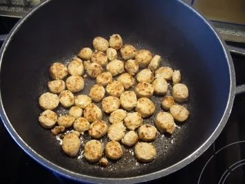 Rezept: Kikis Schmorgurkenpfanne mit Bratbällchen Bild Nr. 4 Kikis Schmorgurkenpfanne mit Bratbällchen - Rezept - Bild Nr. 4