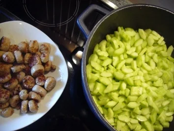 Rezept: Kikis Schmorgurkenpfanne mit Bratbällchen Bild Nr. 5 Kikis Schmorgurkenpfanne mit Bratbällchen - Rezept - Bild Nr. 5