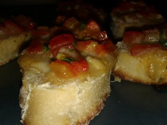 Tomaten-Mozzarella-Bruschetta - Rezept - Bild Nr. 2
