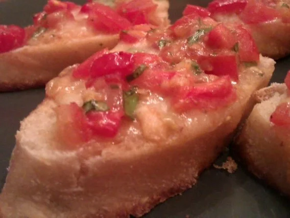 Tomaten-Mozzarella-Bruschetta - Rezept - Bild Nr. 3