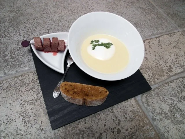 Weiße Zwiebelcrèmesuppe mit Kaffee und Heidschnucke - Rezept