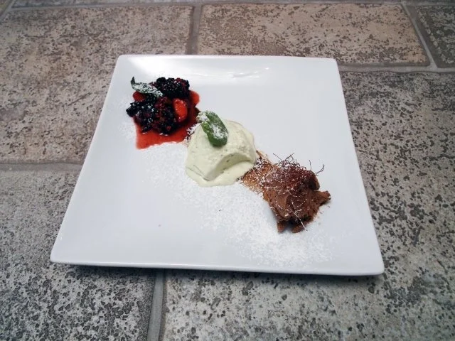 Rezept: Basilikumeis, Obst und Mousse au Chocolat Basilikumeis, Obst und Mousse au Chocolat - Rezept