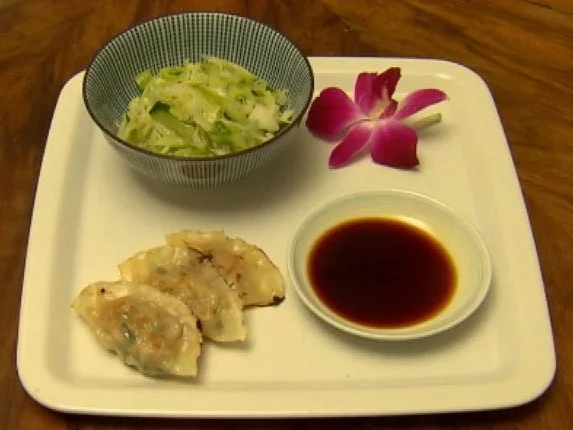 Rezept: Gyoza mit Krautsalat (Manuel Cortez) Gyoza mit Krautsalat (Manuel Cortez) - Rezept