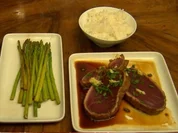 Scharf angebratener Thunfisch mit grünem Spargel (Manuel Cortez) - Rezept