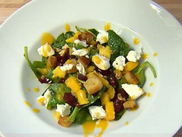 Spinatsalat mit Ziegenkäse, Walnüssen, Krokant und Mangodressing (Natascha Ochsenknecht) - Rezept