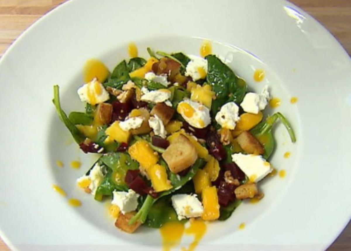 Spinatsalat mit Ziegenkäse, Walnüssen, Krokant und Mangodressing ...