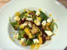 Spinatsalat mit Ziegenkäse, Walnüssen, Krokant und Mangodressing (Natascha Ochsenknecht) - Rezept