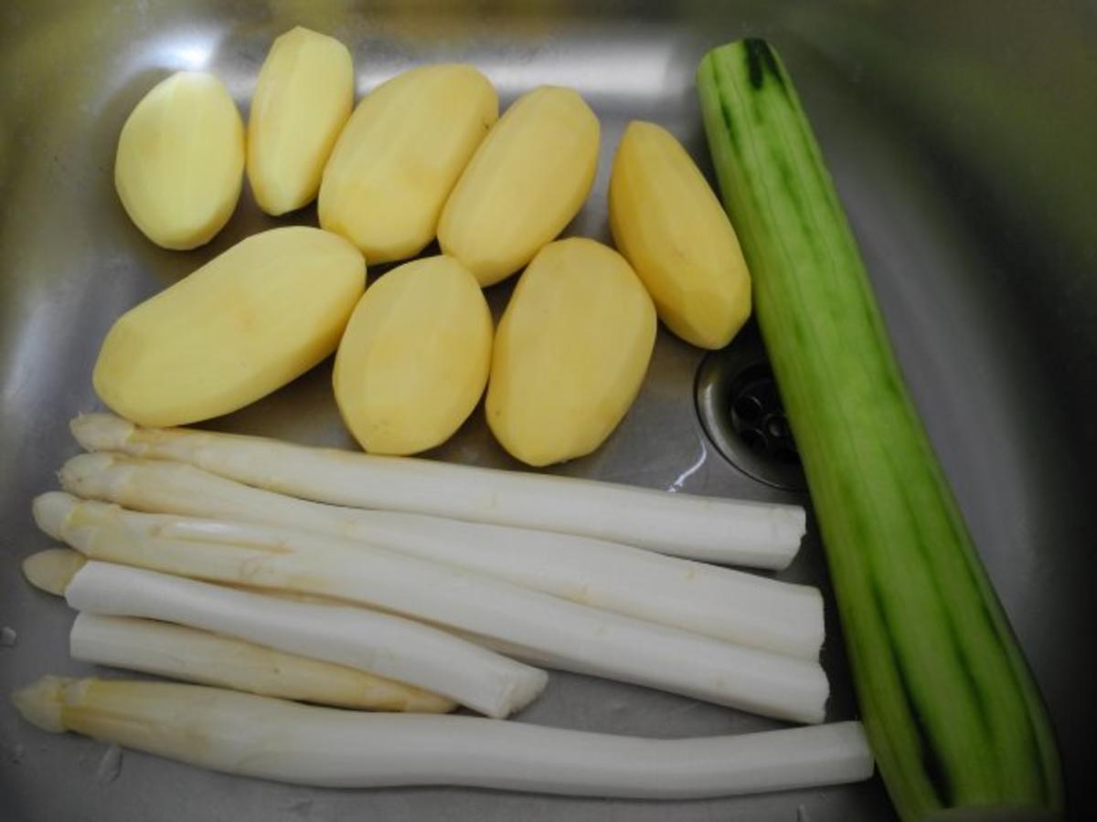 Spargel in Reis-Schlagcreme mit Schnittlauchkartoffeln und Gurkensalat - Rezept - Bild Nr. 5