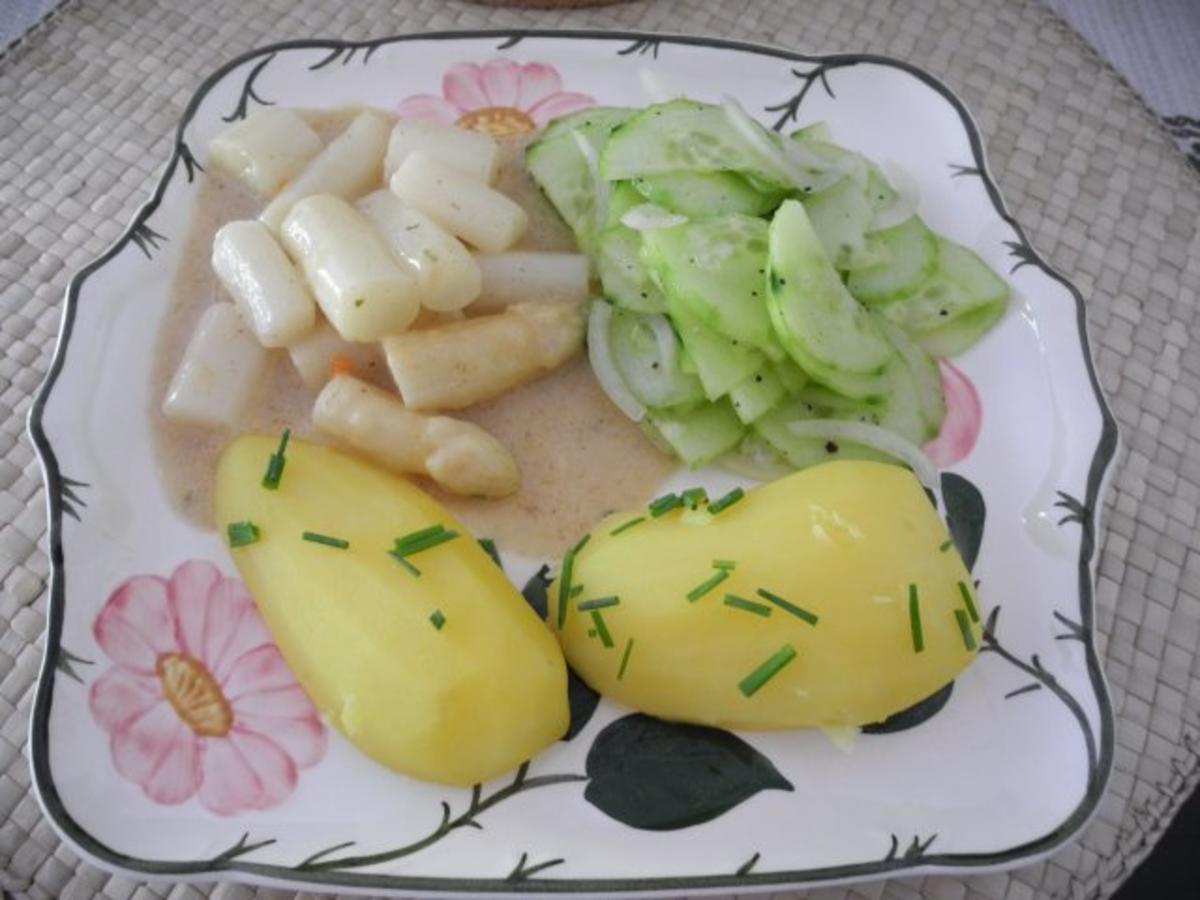 Spargel in Reis-Schlagcreme mit Schnittlauchkartoffeln und Gurkensalat - Rezept