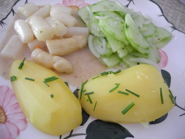 Rezept: Spargel in Reis-Schlagcreme mit Schnittlauchkartoffeln und Gurkensalat Bild Nr. 3 Spargel in Reis-Schlagcreme mit Schnittlauchkartoffeln und Gurkensalat - Rezept - Bild Nr. 3